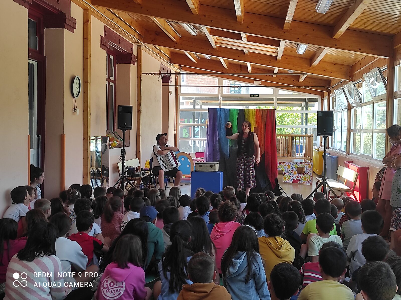 Ipuin saioa ikastetxean, haurrez betetako aretoa / Sesión de cuentos en un centro escolar