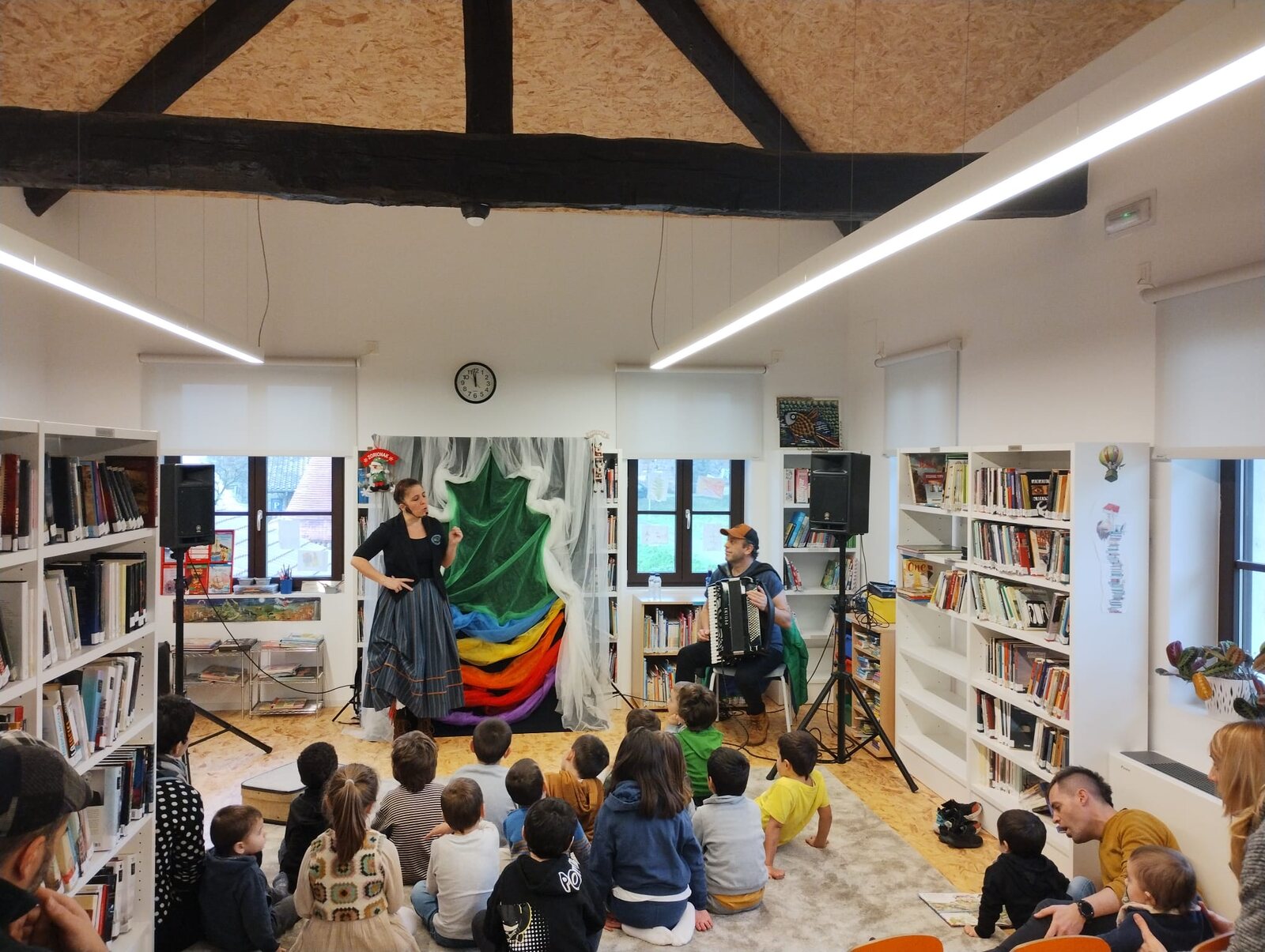 Ipuin saioa liburutegian, akordeoiarekin / Sesión de cuentos en biblioteca, con acordeón