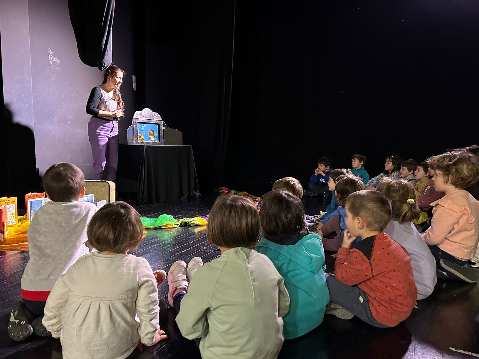 Ipuin saioa antzokian, haurrak entzuten / Sesión de cuentos en el teatro