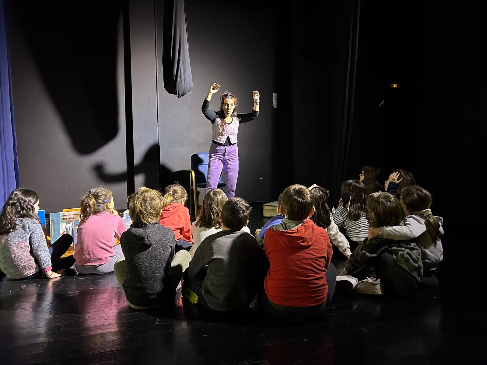 Ipuin saioa antzokian, haurrekin jolasean / Sesión de cuentos en el teatro, jugando
