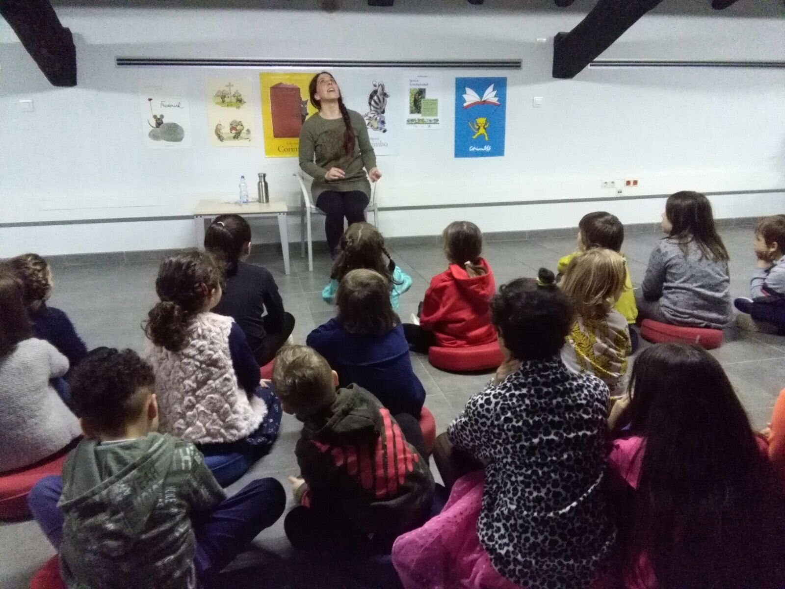 Ipuin saioa liburutegian, haurrak lurrean / Sesión de cuentos en biblioteca