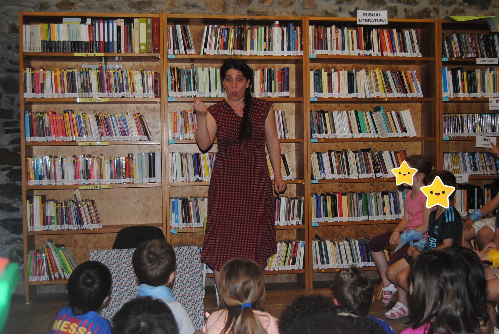 Ipuin saioa herriko liburutegian / Sesión de cuentos en la biblioteca del pueblo