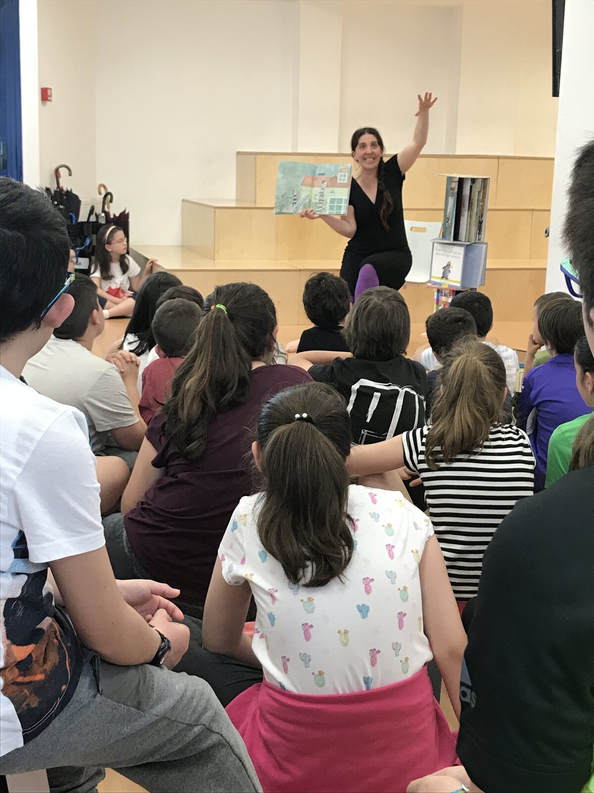 Ipuin saioa liburutegian, haurrekin / Sesión de cuentos en biblioteca