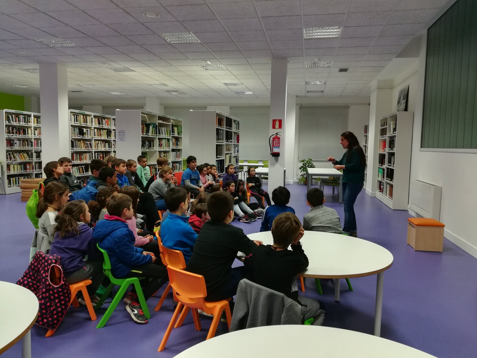 Ipuin saioa liburutegian, eskola taldearekin / Sesión de cuentos con un grupo escolar en la biblioteca
