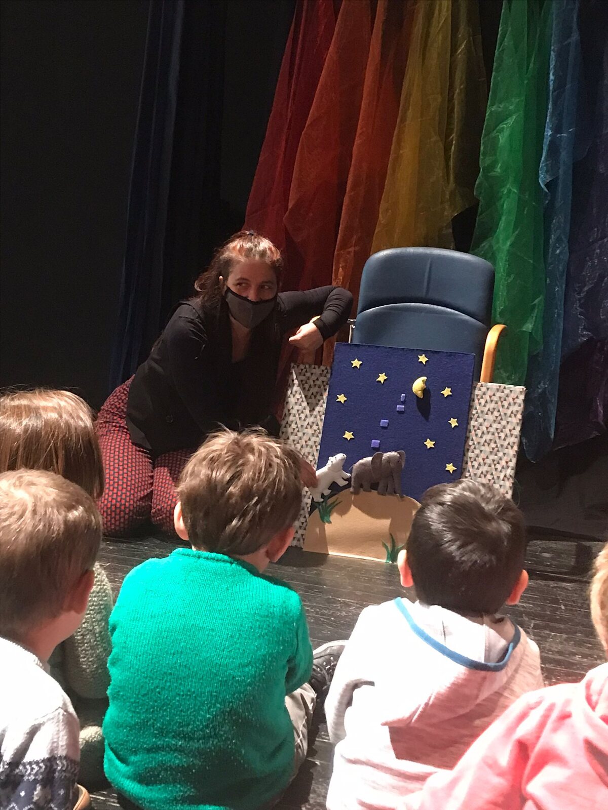 Ipuin saioa antzokian, haurrekin gertutik / Sesión de cuentos en el teatro